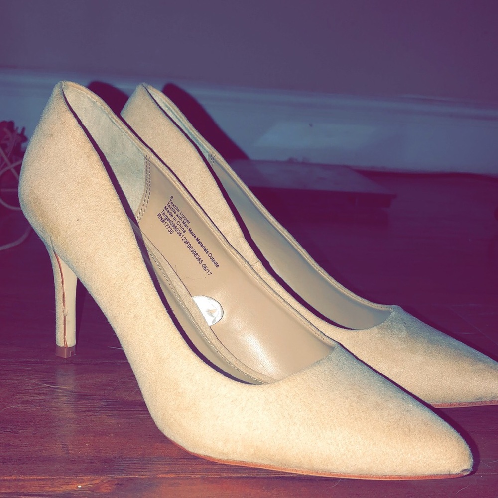 Nude pumps